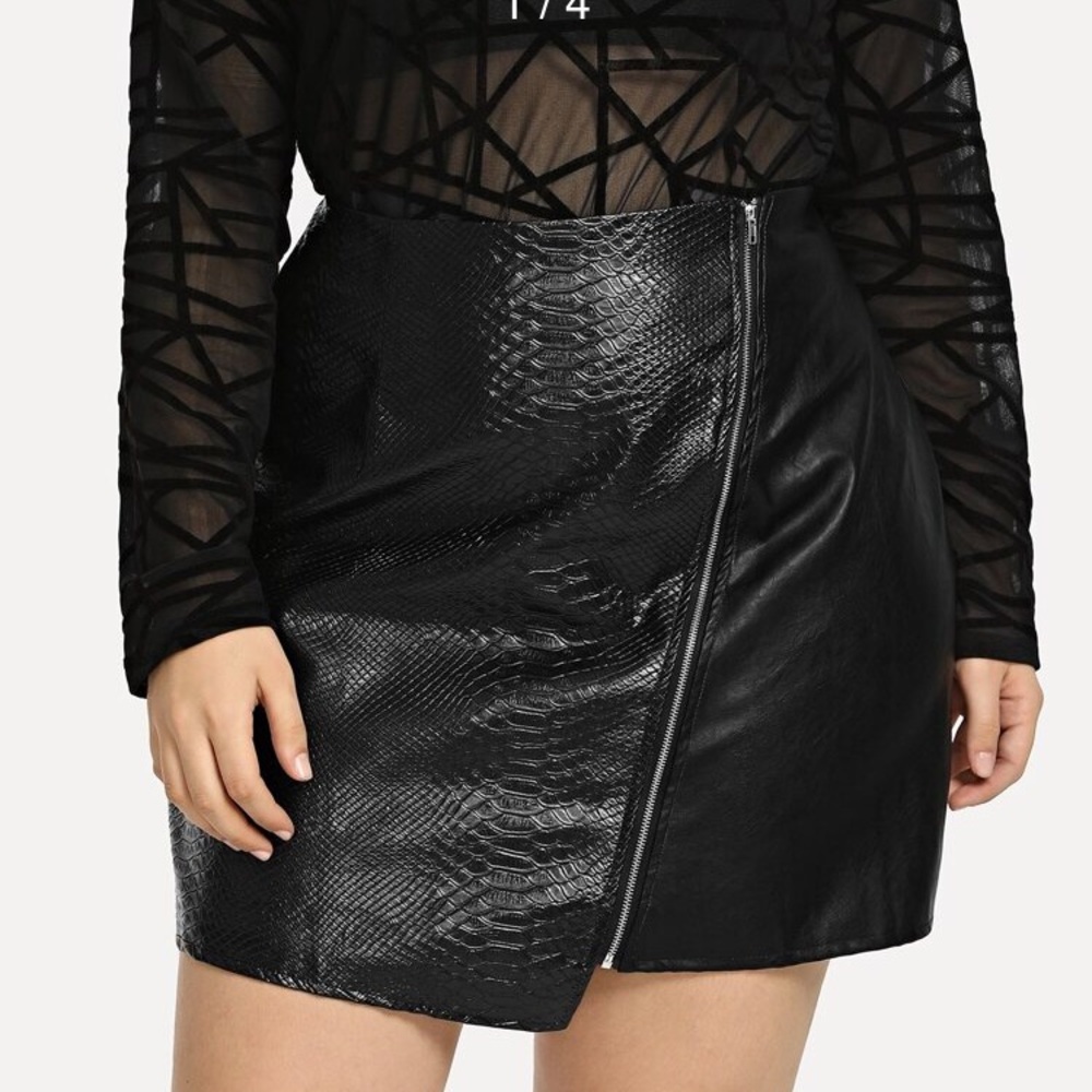 SHEIN Black Faux Alligator Zippered Mini Skirt - Picture 2 of 8